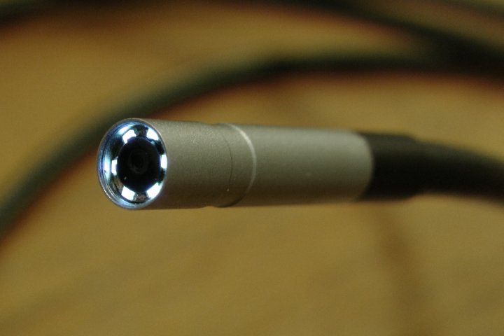Das Herzstück ist bei einem Endoskop immer das Unauffälligste: Die Kamera. 8 mm Durchmesser hat das Ende des Schwanenhalses. Die LEDs sind sehr hell und dimmbar, was Sinn macht.